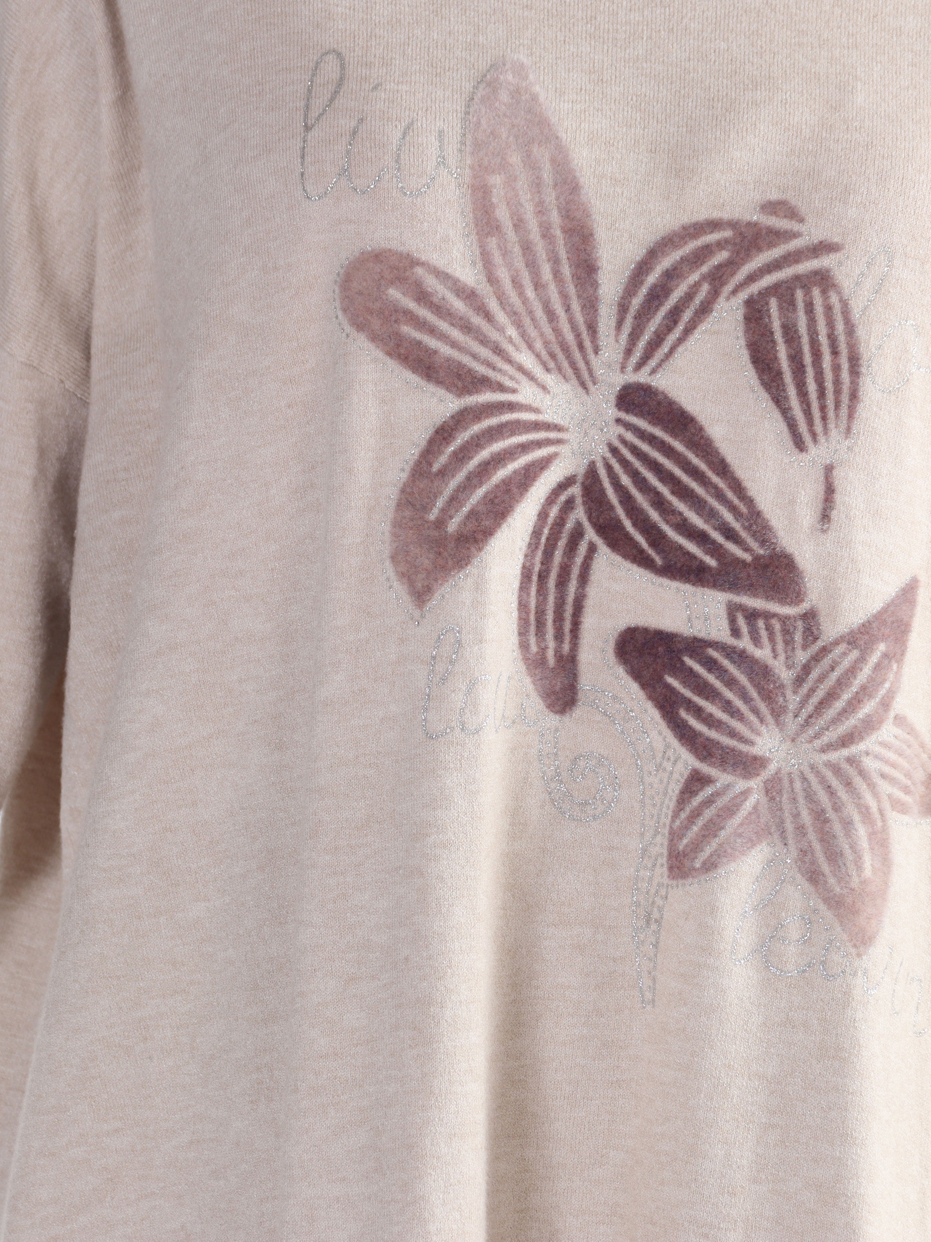 Amilie - Blød plus size strikkjole med blomstermotiver